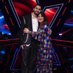 Sónia Tavares Instagram – E assim foi, a minha aventura no @thevoiceportugal
Foram meses intensos de trabalho e emocionalmente foi um carrossel, mas não podia levar melhores memórias. Nem melhores pessoas.
Em género de discurso de Óscar, mas sem o bacano, queria deixar o meu agradecimento a todos os que tiveram de levar comigo. Obrigada à equipa da @shineiberia (incansável) por darem o coiro e o cabelo desde o início e a cada gala, chega a ser bíblico 🙌 pela confiança nesta esquisitóide, sempre em nome da boa música. (Esta gente trabalha que nem mouros, heim?) Obrigada ao meu amigalhaço de sempre, Fernando Martins, sempre disposto a satisfazer os meu caprichos musicais; sem ele, não havia cançonetas para ninguém.
Obrigada aos meus colegas, @saracorreiafado @fernandodaniel @antonio.zambujo por serem da melhor rapaziada com que me podia cruzar. Eu, que nem me apetecia nada fazer mais amigos, agora sou obrigada a ter saudades destes queridos do coração 🤬
A minha eterna reverência e amizade à minha rainha @catarinafurtadooficial e um beijo à minha mais nova @catarinabmaia por me encantaram
com as suas mesuras e carinho
Obrigada às enormes @cristinagomes.makeup e @helenavazpereira por conseguirem sempre transformar esta gata borralheira mal amanhada, em abóbora menina, com uma paciência de Job.
Obrigada aos meus meninos todos pela entrega e um abracinho especial ao meu @man_tunes , que me oferecerá um camarote no altice arena daqui a uns anos, quando o esgotar.
Os meus parabéns e admiração àquele que sabe mesmo andar nisto (nisto, da vida) o gigante @antonio.zambujo e ao seu querido Zé Pedro Bacelar 🙌✨
O meu agradecimento eterno à incrível Maria João, por ter aceite o meu convite e estar connosco na final
E finalmente, o meu muito obrigada a todos vocês, que nos apoiaram durante este tempo todo.
Se fomos a ver, também fiz tudo à minha maneira 🥹Fui livre e feliz!
Viva a música ❤️