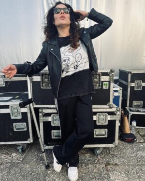 Sónia Tavares Instagram - Comunicado ao excelentíssimo público : antes de gastar dinheiro numa Tshirt que diga “𝒕𝒆𝒏𝒉𝒐 𝒖𝒎𝒂 𝒓𝒐𝒕𝒖𝒓𝒂 𝒅𝒆 𝒍𝒊𝒈𝒂𝒎𝒆𝒎𝒕𝒐𝒔 𝒏𝒐 𝒋𝒐𝒆𝒍𝒉𝒐“  venho por este meio comunicar-vos que, efectivamente, tenho uma rotura de ligamentos no joelho 😎 é uma rotura total do ligamento cruzado anterior, que requer cirurgia.  Agendei ser operada em Setembro, o que quer dizer que vou fazer toda a temporada de concertos de verão, lesionada.  Não consigo, nem posso, dar-me ao luxo de tirar umas férias de recuperação em pleno verão, e sobretudo, não quero.  Não será um joelho estragado que me vai agora demover de subir a um palco, depois de tanto que já passei, sem vocês fazerem ideia. Um dia conto, para me darem uns mimos extra ☺️Sei que a nossa música não vive há 30 anos de pulos e pulinhos, mas também vive um bocadinho. E eu também.  A sensação que tenho quando vos ponho, aos milhares, a cantar e aos saltos, é incomparável. Talvez me sinta um Sansão com um corte à tigela neste momento, talvez esteja a exagerar. Tenho dores, a fibromialgia não ajuda, mas acredito  que não será por isto que deixaremos de fazer a festa juntos e peço-vos, que deem um desconto a esta vossa amigalhaça, metade amiga, metade palhaça e que não deixem de aparecer, seja em que cidade for, para cantarmos em uníssono uma modinha do vosso agrado.  Um abraço e muito 
Obrigada a todos 
Hoje em Alcochete, para cantar a liberdade. 🙏❤️