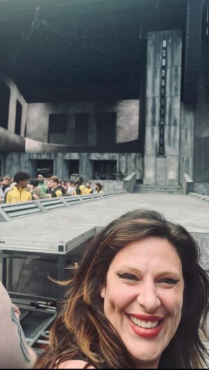 Sónia Tavares Instagram - A minha mais nova @ladygaga fez anos  e nem tempo tive para lhe enviar  uns chicolates. Em sua homenagem, deixo aqui um pequeno vídeo da minha interatividade passivo-agressiva no seu concerto de 2022, no estádio do Tottenham. Um dia explico-vos melhor o que é estar na grade, ter vontade de ir à casa de banho, olhar para trás e ver 80.000 pessoas. 
Por isso é que eu não dou concertos de estádio 😎 🫶 ✨

🎥 @mariomanei 
📸 @laurasofiafreitas