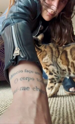 Sónia Tavares Instagram - Eu só queria uma fotografia bonita, para agradecer este calcante de extraordinária categoria, feito à medida  para esta vossa amigalhaça, mas as invejososonas das minhas amigas influencers 😽😼decidiram boicotar-me e transformar isto num número de magia🙄

Obrigada!!! @sensetailor  @sensetailor_official são muito mais bonitas que os meus pés, que segundo a minha mãe, sempre mereceram ferraduras em vez de sapatos 🥹 🫶

(Obrigada, Lúcio😸 e Virgínia😸…)