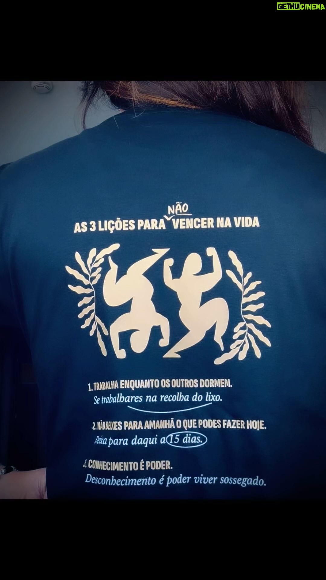 Sónia Tavares Instagram - Curiosidades sobre o DESCONFIA de @joanamarquespic Sabiam que : - O @ederlopesoficial é a pessoa mais fixe do universo? - A minha mais nova @saranorteoficial ficou noiva? - O @vasco.pereira.coutinho é tão bonzinho, que mesmo sendo um ator extraordinário, não consegue mentir? - A @mafi_gotasnocharco tem mais sentido de humor que nós todos juntos? - A @inessantosoficial não consegue dormir com claridade? - O @claudioalmeida1980 frequenta rodízios de bacalhau? - Basta Ricardo Araújo Pereira esmiuçar um sorriso com o canto esquerdo da boca para pôr uma plateia de milhares em êxtase? - A @joanamarquespic contratou uma equipa de produção apenas com crianças sobredotadas para não parecer tão baixinha? Já lhe disse pessoalmente que há muito que a admiro e que a adoro, mesmo depois de me ter escarrapachado no Extremamente Desagradável (aí foi bff) mas aproveito a deixa, para mais uma vez lhe dar os parabéns pelo espectáculo incrível, pela genialidade da escrita, pela generosidade e humildade, características dos já tão raros, verdadeiros artistas. De parabéns, está também a equipa de crianças sobredotadas que ela explora, que fez acontecer esta bestialidade de “Show” são extraordinários e gostaria de ficar com todos para mim, se aceitarem merendas mistas como salário. Muito obrigada Joaninha, por me teres dado a oportunidade de fazer parte desta trupe macaca e conhecimento suficiente para abrir o meu próprio negócio como guru. Já tenho livro : “Não mexa uma palha, a não ser que seja com a mente, e mesmo assim…” 😎#desconfia