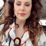 Sónia Tavares Instagram – Escuta, que a outra que anda de pijama na rua, agora é influencer … 
Então vamos lá :
O colar é da @jewelsdontshine 
Os brincos da @rustika___ ( ambas , made in Portugal ) 
A camisa, apareceu-me nas sugestões de uma porcaria qualquer e é um…pijama. 😎 
A mulher pode sair da cama, mas a cama nunca sai dela😴
Xaraaaaaã!!!! 
Bom fim de semana