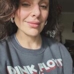 Sónia Tavares Instagram – Dica de lifestyle da semana
Se tiver de sair à rua e fingir que não tem o pijama debaixo da roupa, esfregue as bochechas com batom do cieiro e use uns brincos sérios.
#fibromerdalgia