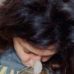 Sónia Tavares Instagram – Estava eu aqui, posta em sossego, em tom lamentoso, a observar a passagem do tempo pelo meu frontispício e a preparar-me para ouvir música deprê, e tinha que vir esta, cheia de amor, pedir colinho, só para me fazer sentir uma idiota😛 já não se pode carpir em paz!!! 😎
