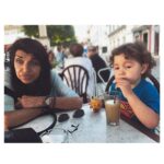 Sónia Tavares Instagram - Feliz dia, mamãs!!! . Elisa bonita, é o primeiro ano que passo este dia sem ti, ainda que há muito te tenha perdido. Acredito que aí do céu, possas agora ver tudo com clareza. Cá me tenho aguentado, com mais uma ou outra maleita, nada de novo. O Fausto está gigante e fala inglês melhor que eu, talvez ele tivesse conseguido ensinar-te. Sei que não sou a melhor mãe do mundo, mas também não sou a pior, sou a que consigo, tal como tu. Somos mais parecidas do que eu alguma vez imaginei. Vou tentar não cometer os teus erros, como espero que o meu filho não cometa os meus. Mas também lhe vou mostrar todas as coisas bonitas que me mostraste a mim, fica descansada, que tu eras muito mais do que uns olhos tristes. Espero que tenhas gostado do gato que mandei fazer para a tua nova morada. Eu sei que parece uma gárgula, ou um dos carrascos de pedra que suportam o túmulo de Inês de Castro ali no Mosteiro, mas assim como assim, o teu gato era feio como os trovões, por isso nem calhou mal. Convence o JC a transformar o vinho em água, para ver se o Pascoal, ao menos aí, ganha juízo, o raio do velho! Dá um beijo à Virgínia e à Hortense e não ralhem muito umas com as outras. Vou mandando notícias ❤️