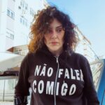 Sónia Tavares Instagram - Sou apenas um caniche, em desconsolo absoluto, após um enfardamento de porrad… após uma sessão de fisioterapia 😏 há quem beba um drink de final de tarde, eu levo malhas ao final da tarde; e não estou a falar de um casaquinho pelas costas. Obrigadão @fisioterapeutaluisnascimento 😎🤪 Para quem já perguntou, tenho uma rotura de ligamentos. Primeiro deu-me no cérebro e depois passou para o joelho🥲