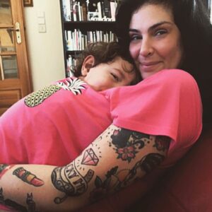 Sónia Tavares Instagram - Feliz dia, mamãs!!! 
.
Elisa bonita, é o primeiro ano que passo este dia sem ti, ainda que há muito te tenha perdido. Acredito que aí do céu, possas agora ver tudo com clareza. Cá me tenho aguentado, com mais uma ou outra maleita, nada de novo.  O Fausto está gigante e fala inglês melhor que eu, talvez ele tivesse conseguido ensinar-te. Sei que não sou a melhor mãe do mundo, mas também não sou a pior, sou a que consigo, tal como tu. Somos mais parecidas do que eu alguma vez imaginei. Vou tentar não cometer os teus erros, como espero que o meu filho não cometa os meus. Mas também lhe vou mostrar todas as coisas bonitas que me mostraste a mim, fica descansada, que tu eras muito mais do que uns olhos tristes.  Espero que tenhas gostado do gato que mandei fazer para a tua nova morada. Eu sei que parece uma gárgula, ou um dos carrascos de pedra que suportam o túmulo de Inês de Castro ali no Mosteiro, mas assim como assim, o teu gato era feio como os trovões, por isso nem calhou mal. Convence o JC a transformar o vinho em água, para ver se o Pascoal, ao menos aí, ganha juízo, o raio do velho! Dá um beijo à Virgínia e à Hortense e não ralhem muito umas com as outras. 
Vou mandando notícias 
❤️
