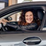 Sónia Tavares Instagram - Os senhores da @expoeuropa_automoveis foram de uma generosidade sem fim, ao emprestarem à coxa um carro automático e por isso quero agradecer-lhes a gentileza e atenção, com que aliás sempre trataram os @thegiftofficial Mas banda à parte, este meu agradecimento é muito pessoal. Tenho consciência de que vivo a vida de uma forma bastante, as vezes demasiado, descontraída e que sou imprevisível no discurso, na medida em que um dia vos apresento gatinhos, arte, ou algum assunto que considero de alguma profundidade, como no outro, estou de pijama a tocar flauta com o nariz, ou pior, a mandar alguém dar uma curva. Não sou de todo a odalisca das influencers, nem tenho aspirações a tal, até porque as minhas ancas carunchosas têm mais o que fazer, nem tão pouco consigo ser discreta quando se me vira a boneca. Nem nunca, por mais que às vezes até tente. Depois passa-me. Ainda assim, no meio de tanta parvoíce que aqui escarrapacho, quero acreditar que, quando falo um bocadinho mais a sério, estou do lado do que é justo e sobretudo, do bem (cringe🙄) Mas este blá blá todo sobre mim, serve apenas para contextualizar este meu agradecimento, baseado na confiança que me depositam para os representar, apesar de eu ser o monstro da Tasmânia. E ainda por cima sou um trambolho a guiar. Assim sendo, agradeço também a generosidade e a coragem, que são muito poucos o que estão para isto😬de todas as entidades que me dão a honra de me poder associar, e que me procuram, sabendo de antemão com o que podem contar, que nesse sentido sou bastante previsível. Como é previsível a pintura nova que darei a este, tão mal empregado carro nas minhas mãos, a cada parque de hotel. Obrigada @expoeuropa_automoveis vou dar o meu melhor. Ainda por cima agora só com dois pedais e com uma cena que só anda para trás e para a frente e que andar para a frente tem que ser com o manípulo para trás e andar para trás, é com manípulo para a frente. 🤯 confiemos na minha dislexia 🤪