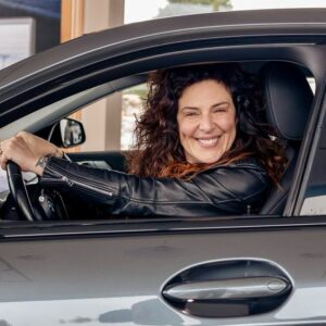 Sónia Tavares Instagram - Os senhores da @expoeuropa_automoveis foram de uma generosidade sem fim, ao emprestarem à coxa um carro automático e por isso quero agradecer-lhes a gentileza e atenção, com que aliás sempre trataram os @thegiftofficial 
Mas banda à parte, este meu agradecimento é muito pessoal. 
Tenho consciência de que vivo a vida de uma forma bastante, as vezes demasiado, descontraída e que sou imprevisível no discurso, na medida em que um dia vos apresento gatinhos, arte, ou algum assunto que considero de alguma profundidade, como no outro, estou de pijama a tocar flauta com o nariz, ou pior, a mandar alguém dar uma curva. Não sou de todo a odalisca das influencers, nem tenho aspirações a tal, até porque as minhas ancas carunchosas têm mais o que fazer, nem tão pouco consigo ser discreta quando se me vira a boneca. Nem nunca, por mais que às vezes até tente. Depois passa-me. Ainda assim, no meio de tanta parvoíce que aqui escarrapacho, quero acreditar que, quando falo um bocadinho mais a sério, estou do lado do que é justo e sobretudo, do bem (cringe🙄)
Mas este blá blá todo sobre mim, serve  apenas para contextualizar este meu agradecimento, baseado na confiança que me depositam para os representar, apesar de eu ser o monstro da Tasmânia. E ainda por cima sou um trambolho a guiar.
Assim sendo, agradeço também a generosidade e a coragem, que são muito poucos o que estão para isto😬de todas as entidades que me dão a honra de me poder associar, e que me procuram, sabendo de antemão com o que podem contar, que nesse sentido sou bastante previsível. 
Como é previsível a pintura nova que darei a este, tão mal empregado carro nas minhas mãos, a cada parque de hotel. 
Obrigada @expoeuropa_automoveis vou dar o meu melhor. Ainda por cima agora só com dois pedais e com uma cena que só anda para trás e para a frente e que andar para a frente tem que ser com o manípulo para trás e andar para trás, é com manípulo para a frente. 🤯 confiemos na minha dislexia 🤪