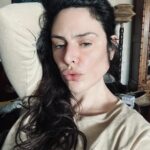 Sónia Tavares Instagram - Vocês, todos contentes na praia. Eu, a tocar telemóvel, com um pijama que já vai às compras sozinho. Bom domingo, mundo😎