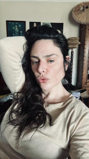 Sónia Tavares Instagram - Vocês, todos contentes na praia. 
Eu, a tocar telemóvel, com um pijama que já vai às compras sozinho. 
Bom domingo, mundo😎