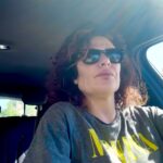 Sónia Tavares Instagram - Reparo hoje de manhã, que o meu filho adolescente usa a minha roupa e que a impressionante coincidência de estar a envergar, precisamente, a tShirt daquele que escreveu “smells like teen spirit” pode ser um sinal do universo. Vou jogar no Euromilhões e, pelo sim pelo não, deixo umas toalhas encostadas à máquina da roupa, nunca se sabe se é o universo a tentar dizer-me para não carregar no ON.