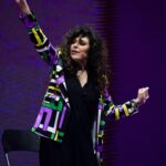 Sónia Tavares Instagram - Se todos olhassem para a sua gaja como eu olho para a @joanamarquespic não havia tantos divórcios. Obrigada por me teres incluído nesta trupe de gente esquisita como eu. Parabéns pelo incrível espectáculo. Qual Chappelle, qual caraças. A dimensão deste feito, é única no planeta. Long live the queen ✊ a propósito, saí em braços porque tenho uma rotura de ligamentos no joelho e não porque, como algumas pessoas sugeriram, estava bêbeda. O que na realidade tinha sido preferível, que apesar de já contar com ressacas de três dias só por beber um capilé, sempre são mais baratas de curar 😛 Viva a pequenina dos infernos!!!! ❤️ #desconfia 📸3⃞4⃞5⃞ @joaopmoutinho