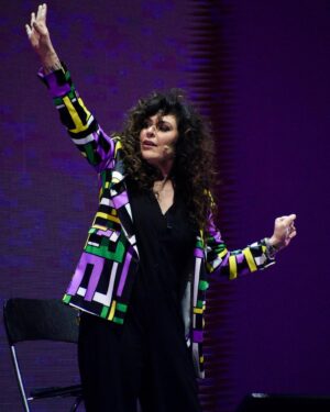 Sónia Tavares Instagram - Se todos olhassem para a sua gaja como eu olho para a @joanamarquespic não havia tantos  divórcios. Obrigada por me teres incluído nesta trupe de gente esquisita como eu.  Parabéns  pelo incrível espectáculo. Qual Chappelle, qual caraças. A dimensão deste feito,  é única no planeta.  Long live the queen ✊ a propósito, saí em braços porque tenho uma rotura de ligamentos no joelho e não porque, como algumas pessoas sugeriram, estava bêbeda. O que na realidade tinha sido preferível, que apesar de já contar com ressacas de três dias só por beber um capilé, sempre são mais baratas de curar 😛
Viva a pequenina dos infernos!!!! ❤️
#desconfia 

📸3⃞4⃞5⃞ @joaopmoutinho
