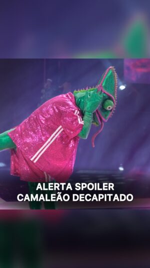 Sónia Tavares Instagram - 🚨 ALERTA SPOILER 🚨
Mais um Camaleão decapitado e adivinhem? 😳 Desta vez, era a nossa ex-investigadora @soniatavaresofficial quem se escondia por detrás deste lagarto cabeçudo! 😱

E o melhor (ou pior 😂), é que nenhum dos investigadores conseguiu adivinhar, a não ser a nossa @caroloureiro que adivinhou à última da hora, já depois de ter dado um palpite incorreto… 😬

Quem, aí desse lado, conseguiu adivinhar? 👀

#sic #amascara #quartaedicao #novatemporada #apresentador #investigadores #misterio #musica #revelacao