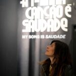 Sónia Tavares Instagram - Com o maior dos orgulhos, ou melhor, a desmaiar de orgulho, aceitei, juntamente com a querida @cucaroseta ,o convite para ser embaixadora de um novo e ambicioso projeto, dedicado à diva das divas, a grande e única, Amália Rodrigues. O museu @ahamalia.experience em Lisboa, é um espaço dedicado inteiramente à vida e obra da artista, e numa experiência verdadeiramente imersiva , o público tem a oportunidade de conhecer e apreciar em detalhe, a mulher que nos deixou um legado maior, e de igual forma entender a dimensão mundial e o impacto que teve, além fronteiras. Aqui, esta Amália de mil rostos, diva e musa intemporal, cheira a cerejas e canta segredos. 🍒 A abertura ao público é já amanhã, 1 de Maio, para filhos, netos, pais e avós. Convidem os amigos e telefonem à vossa prima, porque é uma viagem maravilhosa e muito comovente. ✨ Toda a informação em @ahamalia.experience . . . @fundacaoamalia #ahamalia #immersiveexperience #ahamalialivingexperience #experienciaimersiva #portuguesemusic #fado #amaliarodrigues