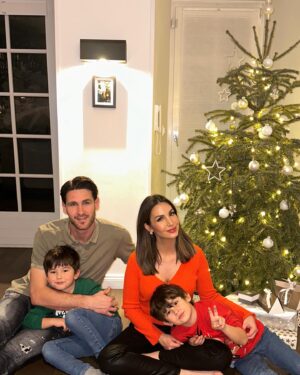 Sıla Şahin Instagram - Merry Christmas from my family to yours.. ❤️✨🎄🎅🏽