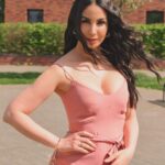 Sıla Şahin Instagram – Guten Morgen ☀️. 
Zurück in Köln nur noch 2 Wochen ,dann ist Köln erstmal vorbei .. Endlich Sonne Leute freut ihr euch auch so sehr über das gute Wetter?  Welches Bild ist euer Favorit? 1 .. 2 ..oder 3 .. auf dem letzten Bild seht ihr meine lieblings Absatzsansandale Temmi in metallic gold  sie sind sehr bequem ,auch auf längeren Spaziergängen in der prallen Sonne  habe ich getestet 😊👍☀️ #gold #temmi#palado 

Hoffe ihr hattet schöne Feiertage ?