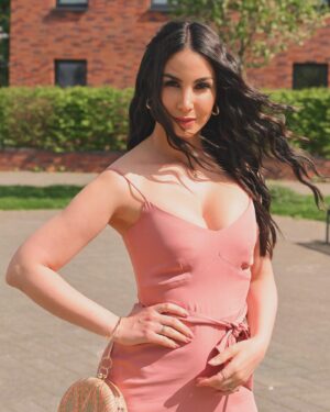 Sıla Şahin Instagram - Guten Morgen ☀️. 
Zurück in Köln nur noch 2 Wochen ,dann ist Köln erstmal vorbei .. Endlich Sonne Leute freut ihr euch auch so sehr über das gute Wetter?  Welches Bild ist euer Favorit? 1 .. 2 ..oder 3 .. auf dem letzten Bild seht ihr meine lieblings Absatzsansandale Temmi in metallic gold  sie sind sehr bequem ,auch auf längeren Spaziergängen in der prallen Sonne  habe ich getestet 😊👍☀️ #gold #temmi#palado 

Hoffe ihr hattet schöne Feiertage ?