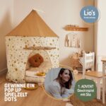 Sıla Şahin Instagram - ✨ADVENTGEWINNSPIEL✨ [Unbezahlte Werbung] …„Anna erinnerte sich an die unzähligen Abende, an welchen ihr ihre Mutter das Märchen vorlas, und erinnerte sich: „Der Wind, der Wind, das himmlische Kind!“ Gretchen lugte aus dem Türspalt und ihre Angst wandelte sich in Freude, als sie Anna aus ihren Träumen erkannte. Gretchen reichte ihr einen Keks und sagte: „Der Weihnachtszauber liegt in der Freude des Teilens. Wenn du teilst, verbreitest du mehr Freude als du dir vorstellen kannst. Nur so haben es Hänsel und ich damals geschafft. Vielleicht erinnerst du dich noch an unsere Geschichte…“ Lio’s Kinderzimmer und @diesilasahin verlosen ein Spielzelt, das zum Geschichten erzählen und Verweilen einlädt. Sollte dein Kind das Märchen Hänsel und Gretchen noch nicht kennen, sollte diese Wissenslücke in der romantischen und gemütlichen Höhle ehestmöglich gefüllt werden. Der Zauber der Weihnacht in Lio’s Spielzelt. Und so machst du mit : ✨Folge @lios_kinderzimmer und @diesilasahin ✨Like und teile den Beitrag ✨Kommentiere unseren Post und markiere deine Lieblingsmenschen Auslosung findet am 10.12 statt