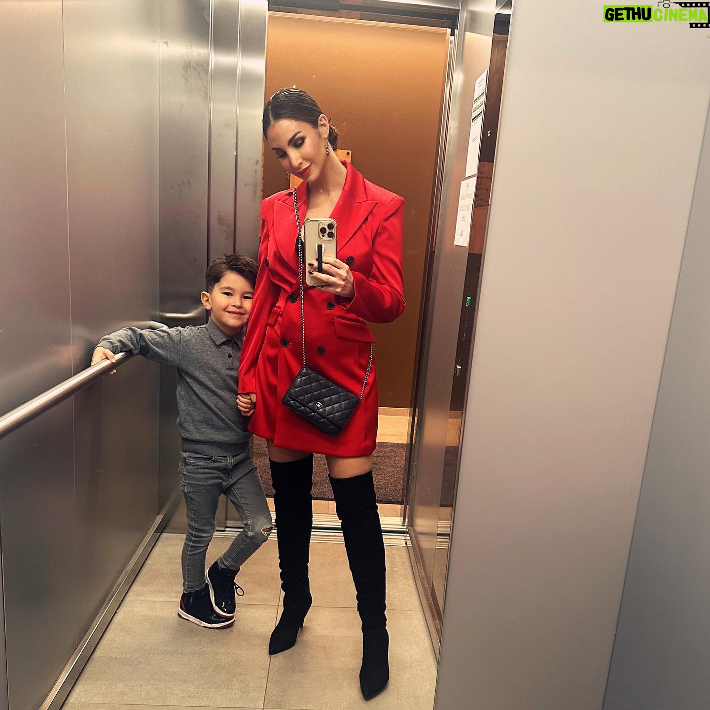 Sıla Şahin - 3.3K Likes - Hellooo 2024 ! 🙋🏻♀️
Wünsche euch allen ein wunderbares neues Jahr ! 🍀
Ich wünsche mir am meisten Frieden auf dieser Welt
🌎🕊️💫🙏🐞🧿 ✨🤍
#familygoals #vacation #auszeit #silvester #peace ✌🏻