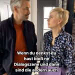 Sıla Şahin Instagram - Dialogszenen sind oft ne schnelle Nummer- sobald ne Horde Schauspieler aufeinander trifft, die sich auch noch gut versteht, war’s das oftmals mit der Konzentration 😂 #daily #ufa #schauspieler #alleswaszaehlt #onset