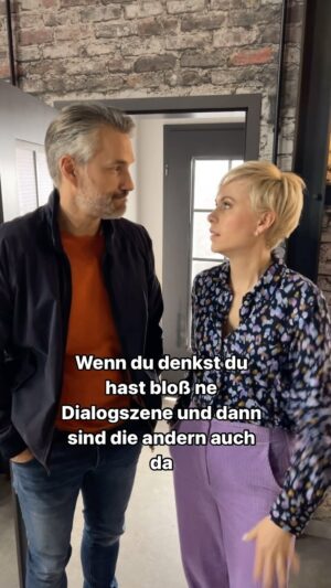 Sıla Şahin Instagram - Dialogszenen sind oft ne schnelle Nummer- sobald ne Horde Schauspieler aufeinander trifft, die sich auch noch gut versteht, war’s das oftmals mit der Konzentration 😂 #daily #ufa #schauspieler #alleswaszaehlt #onset