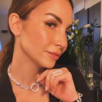 Sıla Şahin Instagram - Werbung | Ich habe neuen Schmuck von @avenida_santiago und bin verliebt! Das Design ist zeitlos und doch extravagant und der Mondstein hat mich energiegeladen durch den letzten Vollmond getragen. Der Schmuck ist fair, nachhaltig und handgefertigt und nun gibt es auch tolle Ringe im Onlineshop! 💍 Ich trage auf dem Bild: Kette: Saint Tropez Magic Mood Armband: Manila Magic Moon Ring: Rom