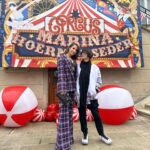 Sıla Şahin Instagram - Circus @marinahoermanseder 🎪 Tina @tinawinkhaus und ich hatten einen tollen Tag #fashionweek2024 #circuslife #crazyart #crazyfashion 🤡 Make-up by @be_beauty_berlin
