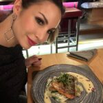 Sıla Şahin Instagram – Huhu .. hier ein Lachsforellen Selfie 🤳 😃 🐟 
2023 war und ist nicht so mein Lieblings Jahr 😬 
deshalb gibts kein Recap auf meinem Profil . 
Freue mich aber sehr auf 2024 . 
365 neue Seiten zum zaubern … 🙏🧿 🪄 💫