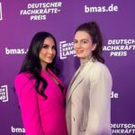 Sıla Şahin Instagram - Gestern war die Verleihung des Deutschen Fachkräftepreises in Berlin angesagt . Aus über 500 Einreichungen für den Deutschen Fachkräftepreis wurden in sieben Preiskategorien die Gewinner*innen ermittelt. Die offizielle Bekanntgabe der Gewinner der Einzelnen Kategorien wurde am Abend bekanntgegeben. Ich durfte in der Kategorie Weiterbildung den Preis an den gemeinnützigen Verein Zukunft mit Handicap e.V. vergeben . Herzlichen Glückwunsch nochmals , so wichtig und richtig wieder ein Schritt weiter in die richtige Richtung Für Menschen mit Behinderungen ist es nicht leicht, auf dem allgemeinen Arbeitsmarkt in Beschäftigung zu kommen oder zu bleiben. Für eine inklusive Gesellschaft ist es aber entscheidend, dass Menschen mit Behinderungen gleichberechtigt und selbstbestimmt am Arbeitsleben teilhaben können. Menschen mit Behinderungen sind oft überdurchschnittlich qualifiziert, verfügen über besondere Kompetenzen und sind hochgradig motiviert. Dieses Potenzial zu erkennen, ist eine echte Chance für die Menschen selbst, für die Unternehmen und für die Fachkräftesicherung. 🙏 Es war ein inspirierender Abend mit tollen Unternehmen mit gesellschaftlich relevanten Ideen und Visionen um mehr Fachkräfte zu sichern und auszubilden . Chancengleichheit war ein großes Thema und moderne und attraktivere Arbeitsmodelle wurden vorgestellt , es war nicht einfach sich zu entscheiden , wenn es nach mir ging hätten alle Teilnehmer *innen einen Preis verdient . Danke an @bmas_bund für diese Veranstaltung ! 🙏🫶 #Fachkräfteland #DeutscherFachkräftepreis #Fachkräfte #Fachkräftesicherung