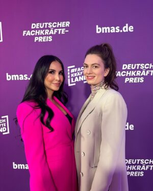 Sıla Şahin Instagram - Gestern war die Verleihung des Deutschen Fachkräftepreises in Berlin angesagt . Aus über 500 Einreichungen für den Deutschen Fachkräftepreis wurden in sieben Preiskategorien die Gewinner*innen ermittelt. Die offizielle Bekanntgabe der Gewinner der Einzelnen Kategorien wurde am Abend bekanntgegeben. Ich durfte in der Kategorie Weiterbildung den Preis an den gemeinnützigen Verein Zukunft mit Handicap e.V.  vergeben . Herzlichen Glückwunsch nochmals , so wichtig und richtig wieder ein Schritt weiter in die richtige Richtung

Für Menschen mit Behinderungen ist es nicht leicht, auf dem allgemeinen Arbeitsmarkt in Beschäftigung zu kommen oder zu bleiben. Für eine inklusive Gesellschaft ist es aber entscheidend, dass Menschen mit Behinderungen gleichberechtigt und selbstbestimmt am Arbeitsleben teilhaben können. Menschen mit Behinderungen sind oft überdurchschnittlich qualifiziert, verfügen über besondere Kompetenzen und sind hochgradig motiviert. Dieses Potenzial zu erkennen, ist eine echte Chance für die Menschen selbst, für die Unternehmen und für die Fachkräftesicherung. 🙏 

 Es war ein inspirierender Abend mit tollen Unternehmen mit gesellschaftlich relevanten Ideen und Visionen um mehr Fachkräfte zu sichern und auszubilden . Chancengleichheit war ein großes Thema und moderne und attraktivere Arbeitsmodelle wurden vorgestellt , es war nicht einfach sich zu entscheiden , wenn es nach mir ging hätten alle Teilnehmer *innen einen Preis verdient . Danke an @bmas_bund  für diese Veranstaltung ! 🙏🫶 

#Fachkräfteland #DeutscherFachkräftepreis #Fachkräfte #Fachkräftesicherung