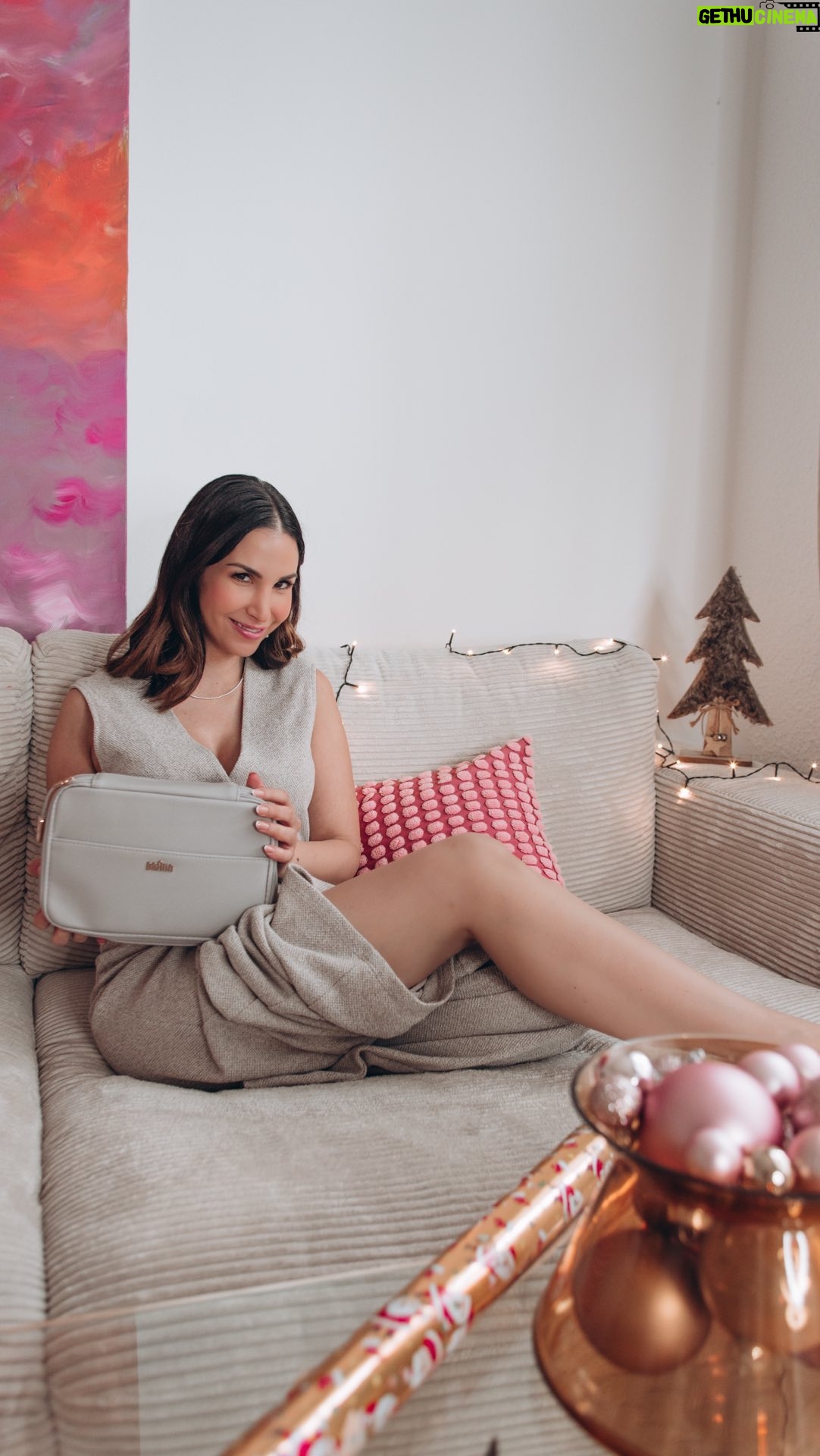 Sıla Şahin Instagram - *Anzeige I Ohhhh du frööhliche 🥰. Nach einigen Wochen Behandlung sehe ich Ergebnisse und was soll ich sagen: Dank des Silk-expert Pro 5 IPL von @braun_deutschland bin ich im wahrsten Sinne des Wortes glattgeflasht und langanhaltend haarfrei, dort wo ich es möchte. Ich bin total begeistert von den schnellen Ergebnissen! Ich werde es auf jeden Fall zu Weihnachten an meine beste Freundin verschenken, die ich nun leider für diesen Post blocken musste, damit sie es nicht sieht 😉. Sie ist eigentlich wie ich sehr schmerzempfindlich, deswegen eignet sich das Silk-expert Pro 5 IPL von Braun so gut für die Haarentfernung! Ich nehme es echt überall mit hin – ist einfach soo praktisch!! An wen würdet ihr das Silk-expert Pro 5 IPL von Braun verschenken? #glattgeflasht #braunbeauty #silkexpert #sponsoredbybraun #haarentfernung
