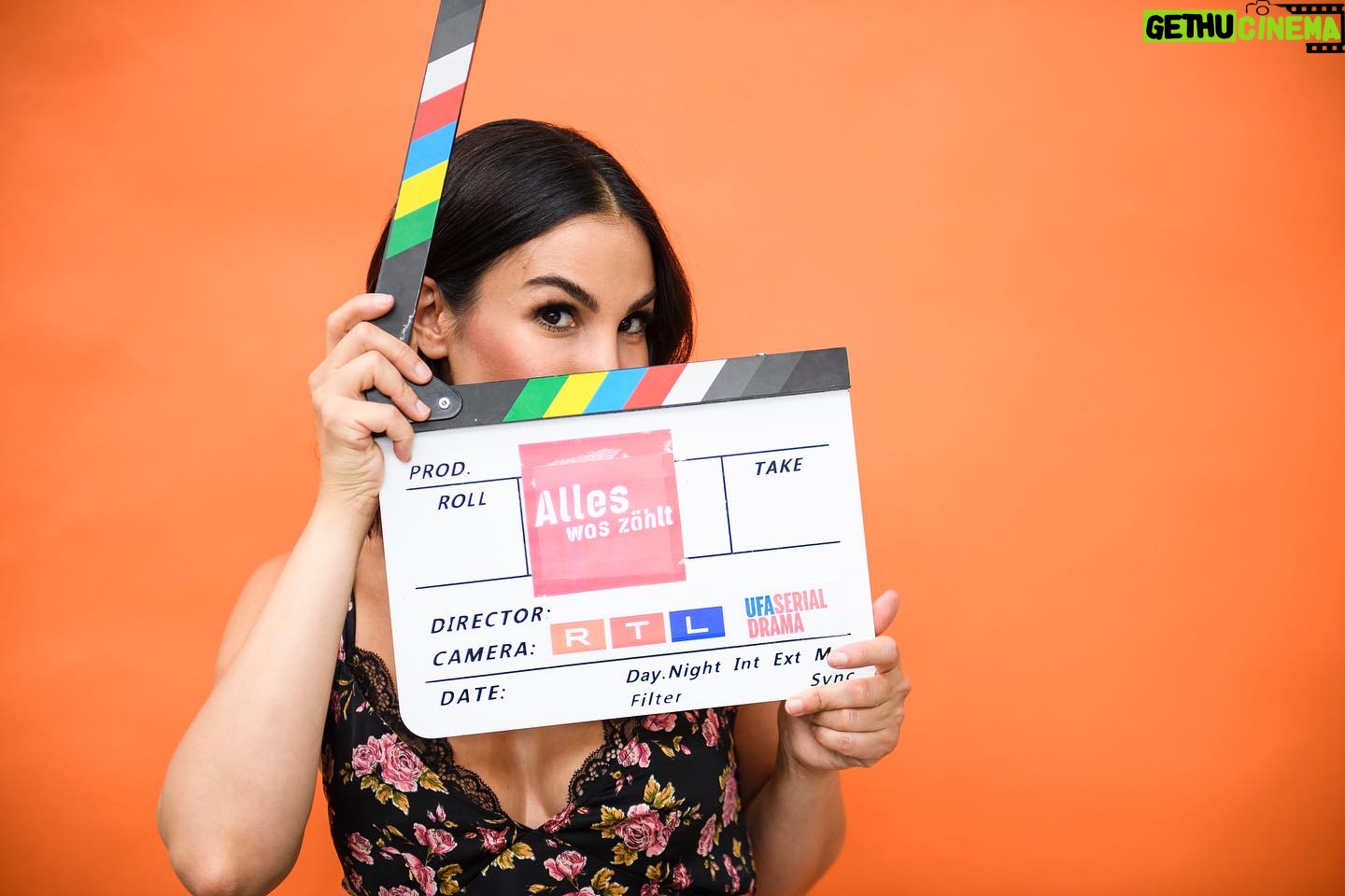 Sıla Şahin Instagram - Kuckuck Miray is back bei @alleswaszaehlt immer täglich von Montag bis Freitag um 19.05 bei RTL 💗🙋🏻♀️ Foto by @juliafeldhagen 💗 📸 #karadenizmüzikleri #miray #awz #actress