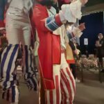 Sıla Şahin Instagram - Circus @marinahoermanseder 🎪 Tina @tinawinkhaus und ich hatten einen tollen Tag #fashionweek2024 #circuslife #crazyart #crazyfashion 🤡 Make-up by @be_beauty_berlin