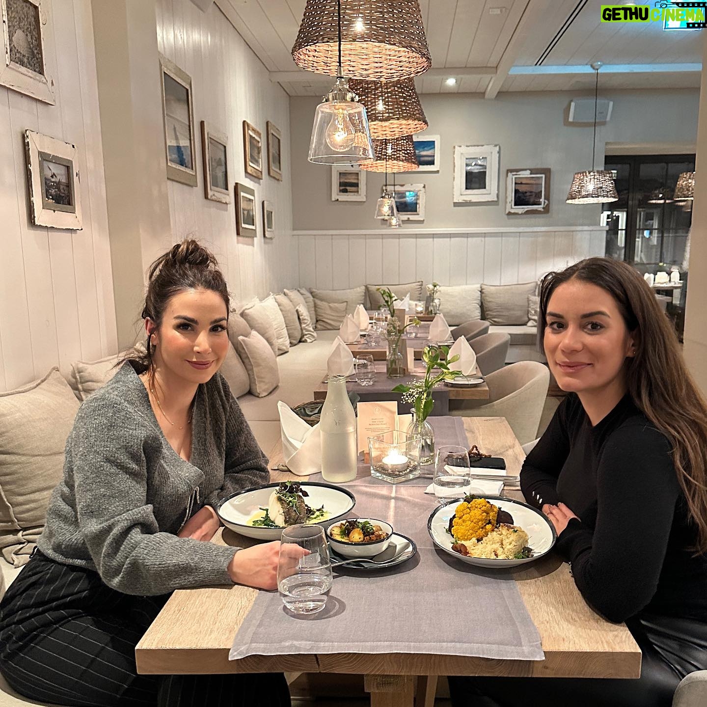 Sıla Şahin Instagram - Eat pray love … @miss.c.soho 😍 #mantrameditation #spiritualgrowth