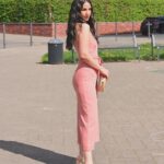 Sıla Şahin Instagram – Guten Morgen ☀️. 
Zurück in Köln nur noch 2 Wochen ,dann ist Köln erstmal vorbei .. Endlich Sonne Leute freut ihr euch auch so sehr über das gute Wetter?  Welches Bild ist euer Favorit? 1 .. 2 ..oder 3 .. auf dem letzten Bild seht ihr meine lieblings Absatzsansandale Temmi in metallic gold  sie sind sehr bequem ,auch auf längeren Spaziergängen in der prallen Sonne  habe ich getestet 😊👍☀️ #gold #temmi#palado 

Hoffe ihr hattet schöne Feiertage ?