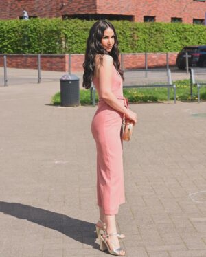Sıla Şahin Instagram - Guten Morgen ☀️. 
Zurück in Köln nur noch 2 Wochen ,dann ist Köln erstmal vorbei .. Endlich Sonne Leute freut ihr euch auch so sehr über das gute Wetter?  Welches Bild ist euer Favorit? 1 .. 2 ..oder 3 .. auf dem letzten Bild seht ihr meine lieblings Absatzsansandale Temmi in metallic gold  sie sind sehr bequem ,auch auf längeren Spaziergängen in der prallen Sonne  habe ich getestet 😊👍☀️ #gold #temmi#palado 

Hoffe ihr hattet schöne Feiertage ?