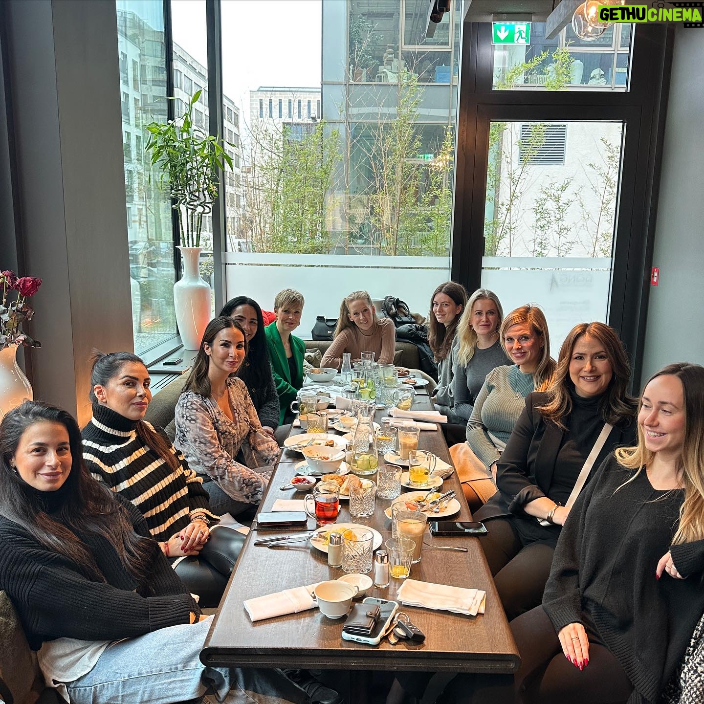 Sıla Şahin Instagram - Happy Sunday ! with the girls #gossip #goodvibes #friends @kpmhotel