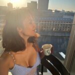 Sıla Şahin Instagram - Guten Morgen ihr Lieben ☺️ Wünsche euch eine zauberhafte Woche. Grüße vom @kpmhotel in Berlin . #hierfühleichmichzuhause 💜🌈 #magicmonday #kpmhotel