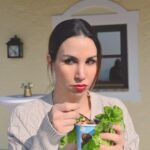 Sıla Şahin Instagram – Bei mir gerade so wie im Video halt, ich bin ehrlich . Was ist mit Euch ? Wie steht ihr zu Diäten ? Wie haltet ihr euch fit ? Ich muss sagen, mir fällt es sehr sehr schwer sich an einen Speiseplan zu halten ,Kalorien zu zählen und immer gesund zu essen. Auch jeden 2.Tag Sport zu machen ist echt ne Überwindung für mich ! ich bin ehrlich als hätte ich nicht genug zu tun 🫣. Wie kann man denn seinen Inneren Schweinehund besiegen? Oder scheiss auf besiegen .. Reicht schon wenn ich mit ihm ins Geschäft komme ? 🤝
🙃😅Ich gebe zu ,ich bin ein Sportmuffel und ich liebe Essen einfach so sehr es gibt so leckeres Essen einfach .. sükür .. 🙏😅🤣🐝 ich liebe es zu kochen egal für wen und mit Freunden essen zu gehen ist mein Hobby . Liebs einfach 🙈💓 .. habe schon so oft probiert etwas regelmäßig durchzuziehen ,aber ich bin am Anfang immer Feuer und Flamme 🔥 muss am Sternzeichen liegen … 😄 ( Feuerzeichen ) und dann is auch wieder gut ,sobald es erlischt .. Wie macht ihr das denn ? Was sind eure Ideen ? Wie geht ihr damit um ? Macht ihr Diäten? #keinbockaufdiescheiße #diät #fuckuschweinehund