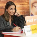 Sıla Şahin Instagram - Meine Lieben 🫶 Heute findet der RTL Spendenmarathon statt . Ruft gerne an und spendet , jeder Cent kommt an . Gemeinsam für die Kinder der Welt @rtlwirhelfenkindern 🧚‍♀️ Fotos: RTL/Guido Engels #rtlspendenmarathon #rtlwirhelfenkindern #jedercentkommtan #gemeinsamgehtmehr #callme