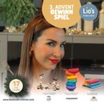Sıla Şahin Instagram - ✨GEWINNSPIEL✨ [Unbezahlte Werbung] Lio’s Kinderzimmer und @diesilasahin verlosen gleich 3 tolle Preise zum 3. Adventsonntag. Durch Erfüllen folgender Kriterien nimmst du teil: - Folge @lios_kinderzimmer und @diesilasahin - Like und Teile diesen Beitrag! - Kommentiere welchen Gewinn du gerne hättest und wer das Gewinnspiel auch unbedingt sehen muss✨ Anna auf der Suche…. „Anna schritt weiter durch den Wald und entdeckte einen glänzenden Stein, der im Sonnenlicht funkelte. Ein glitzernder Schatz, so strahlend wie die Hoffnung in den Augen von Hans im Glück. Sie hob den Stein auf und erinnerte sich an Hans‘ Geschichte, die voller Glück und Zufriedenheit war. Plötzlich tauchte ein freundlicher Mann auf, der genauso strahlte wie die Sonne. Es war Hans, der fröhlich vor sich hinpfiff. „Hallo, ich bin Hans im Glück! Wie geht es dir?“ begrüßte er Anna mit einem herzlichen Lächeln. Anna erwiderte das Lächeln und sagte: „Mir geht es gut! Ich habe diesen glänzenden Stein gefunden und musste an deine Geschichte denken. Er erinnert mich an dein Glück und deine Reise.“ Hans lächelte und erzählte Anna von seinen Abenteuern. Wie er einen Goldklumpen gegen ein Pferd eintauschte, das Pferd gegen eine Kuh, die Kuh gegen ein Schwein und so weiter, bis er schließlich einen glänzenden Stein als letzten Tausch erhielt. Trotz dieser vermeintlichen Verluste war er überglücklich, denn er fühlte sich frei von Besitz und Sorgen. Anna staunte über Hans‘ Freude und fragte: „Warum tauscht du immer deine Dinge?“ Hans antwortete: „Weil ich glücklich bin, wenn ich teile und anderen eine Freude machen kann. Die Dinge, die ich habe, bedeuten mir nicht so viel wie die Freude, die sie anderen bringen können.“ „Bevor du gehst, lass mich dir ein kniffliges Rätsel geben“, schlug Hans vor und grinste verschmitzt. „Was ist etwas, das jeder hat, aber keiner zeigen kann? Es wiegt nichts, kann aber viel beeinflussen, wenngleich es nicht immer in Einklang mit dem Kopf steht.“ Anna dachte einen Moment nach, runzelte dann die Stirn und überlegte intensiv. „Das ist wirklich schwierig! Könntest du mir einen Hinweis geben?“ Hinweis im Kommentar Das Gewinnspiel endet am 21.12 24:00