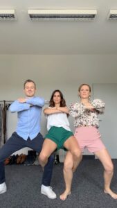 Sıla Şahin Instagram - Endlich angekommen 😜 #newmember #cast #crewlove @alleswaszaehlt @marcdumitru @diesilasahin @ania_niedieck #firstreel #goesviral #trendingreels