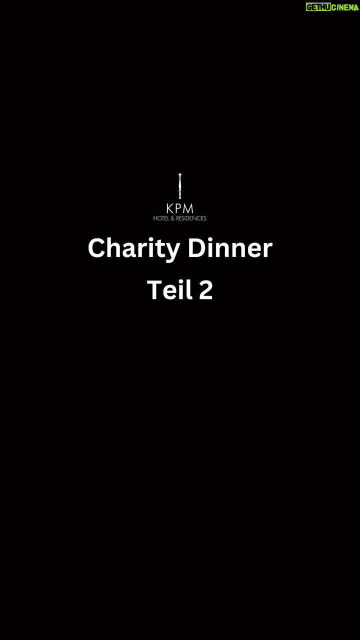 Sıla Şahin Instagram - Teil 2 des DINNER BY SILA: zu allererst möchten wir der Degirmenci Group @jale__degirmenci, @canan.degirmenci3 und @MeteorbaugmbH unseren herzlichsten #Dank aussprechen! Sie haben großzügigerweise das #Charity-Dinner ersteigert und damit diese Veranstaltung ermöglicht. Wir sind so dankbar für Ihre #Unterstützung und Ihr #Engagement. Ein weiterer großer Dank gilt auch allen Gästen, für die #positive #Energie die diesen Abend zu einem unvergesslichen Erlebnis gemacht hat. Natürlich werden wir auch nicht müde von dem leckeren Essen zu schwärmen, das von @diesilasahin und @fatihboza mit so viele Liebe zubereitet wurde. Abgerundet von @y_the_flying_winemaker mit der passenden Weinauswahl und dem charmanten Service von @tobias_berghauser, @studioartemell und @annikalauofficial! Special thanks an @jvb_content für die tollen Bilder und Videos. #charity #charitydinner #rtlwirhelfenkindern #meteorbaugmbh #dinner #wine #picoftheday #vibe #hotel #hotellife