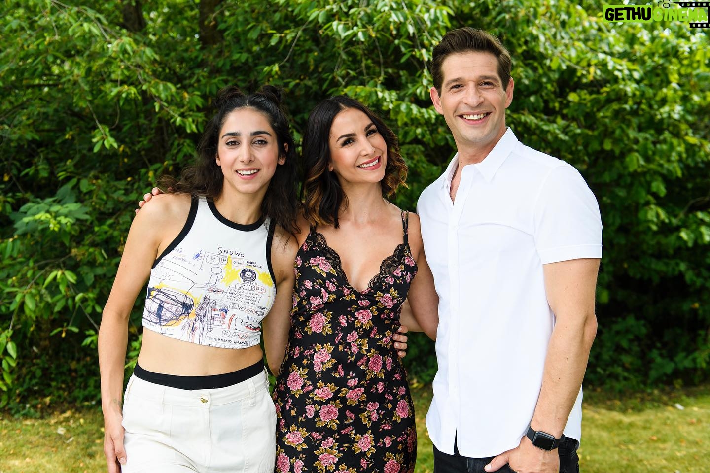 Sıla Şahin Instagram - Meine Lieben 🫶 Heute ist ein besonderer Tag für mich , ein ganz großer Wunsch geht in Erfüllung ich bin zurück bei RTL und ab 19.05 bei „Alles was zählt“ zu sehen . Meine Rolle Miray erinnert mich an meine eigenen Anfänge mit ihrer überdrehten und manchmal tollpatschigen Art 😆. Habt viel Spaß mit ihr und schaltet ein ! Vielen Dank ans gesamte Team, dass ihr mich so herzlich bei Euch aufgenommen habt . Küsschen eure Sila 💋 @ufa_production @rtl_com @frank_from_berlin @alleswaszaehlt #alleswaszählt Bild : @juliafeldhagen