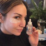 Sıla Şahin Instagram - Anzeige | Ich habe es in meiner Story bereits gesagt, ich bin großer Fan von den Produkten von Dr. Massing Cosmetics! Und zu Eurem Glück darf ich heute zum 2. Advent auch zwei Pakete von @drmassingcosmetics je mit dem Hyalove Hyaluron Serum & den wiederverwendbaren Augenpads „Timeless Beauty“ verlosen. 🎁 Kommentiert dafür einfach euren Geheimtipp bei gestresster Haut im Winter! ❄️ Teilnahmeschluss ist Dienstag, den 12.12. um 12:00 Uhr! Viel Glück 🍀 *Teilnahmebedingungen: Die Gewinner werden per Zufallsprinzip ermittelt & per DM informiert. Gewinner, die nicht innerhalb von einer Woche auf die Gewinnbenachrichtigung reagieren, verlieren den Gewinnanspruch. Eine Barauszahlung ist nicht möglich und der Rechtsweg ist ausgeschlossen. Das Gewinnspiel steht in keiner Verbindung zu Instagram und Facebook. Das Gewinnspiel ist ohne Gewähr.
