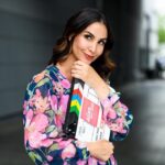 Sıla Şahin Instagram - Meine Lieben 🥰 I am back meine lieben Leute 📺 nicht in Berlin, aber dafür in Essen bei den Steinkamps 😍Ich wollte mich bei euch bedanken für eure lieben Nachrichten zu meinem Einstieg bei @alleswaszaehlt 🥂🫶 Das freut mich wirklich von Herzen , hatte das alles vermisst.. 💓🥹 Ich freue ich mich über meine tollen Kollegen und die neuen Abenteuer 🥳 . Mit einigen hatte ich schon das Vergnügen zu Arbeiten , mit anderen dann hoffentlich bald . Habe schon Wunschkandidaten 😋 Ihr auch ? 😄😍Es bleibt also spannend ! ich hoffe sehr , dass ihr bald genauso viel Spass an meiner Rolle Miray haben werdet wie ich auch . Im August ist es soweit, dann bin ich wieder bei euch zu Hause auf der Matscheibe immer 19.05 beim @rtl_com , diesmal vor Gzsz ätsch 😛😍 Werde euch bald natürlich auch mehr Fragen beantworten 🙏 Schönen Abend / Fotos Julia Feldhagen #neueskapitel #awz #miray #ufaserialdrama