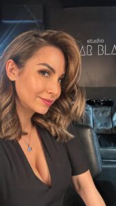 Sıla Şahin Instagram - After a long time …we did it again … @apjarblack ✨🙌 🧿✂️ #newhair #newhairstyle #strähnen #herbstfarben
