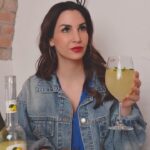 Sıla Şahin Instagram – Es gibt Tage da hilft eben nur ein Limoncello Spritz 😜,wenn das Leben dir Zitronen 🍋 🍋gibt ,mach mit deiner Freundin einfach ein Limoncello Spritz draus .Daumen hoch 👍 wenn ihr das gerade genauso fühlt …  Gefühlt ist das Wochenende immer viel zu kurz 🌪️ . 
Wem geht es genauso? Lasst bitte ein 💓 da und taggt mit wem ihr den gerne trinken würdet natürlich nur in Maßen mir reicht immer ein Glas dann is eigentlich schon …ciao bella ciao ciao ciao angesagt 😅👌. Auf unseren noch nicht vergebenen und unverheirateten Trauzeugen @giangiuma … 😀Girls er kommt aus Italien um genau zu sein aus Sizilien und kennt sich mit Limoncello und Zitronen daher bestens aus 😃😂👍🍋👌#limoncellospritz #sowieichihnkenne #sommerdrink 🇮🇹